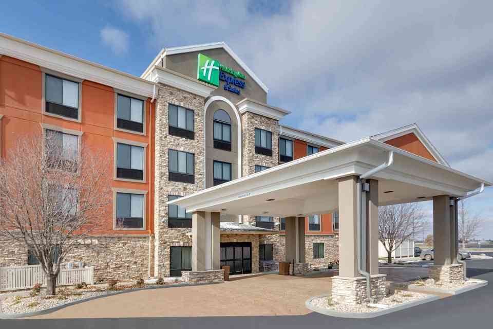 Holiday Inn Express & Suites Mitchell